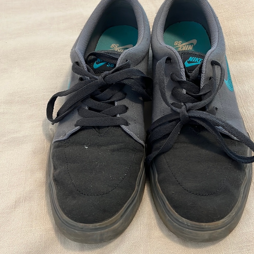 Mens size 10 Nike shoes
